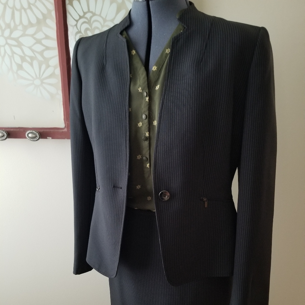 Tahari Pinstripe Skirt Suit sz 10